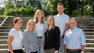 Die neuen Kolleginnen und Kollegen an der Mittelschule Viechtach mit Konrektorin Vera Weinberger (v. l.): Vera Weinberger, Julia Strobel, Michaela Uhrmann, Martina Meiler und Lehramtsanwärter Marco Schneck. Nicht auf dem Bild: Fachoberlehrer Thomas Brantl. Die neuen Kolleginnen und Kollegen an der Mittelschule Viechtach mit Konrektorin Vera Weinberger (v. l.): Vera Weinberger, Julia Strobel, Michaela Uhrmann, Martina Meiler und Lehramtsanwärter Marco Schneck. Nicht auf dem Bild: Fachoberlehrer Thomas Brantl.