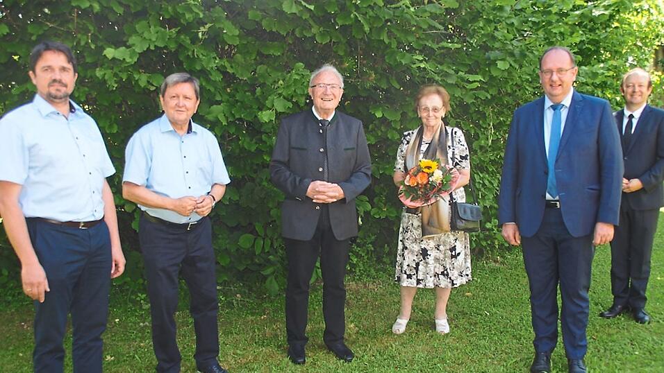 Die Gratulanten: B&uuml;rgermeister Adalbert H&ouml;sl (Aiterhofen), Altlandrat Alfred Reisinger, B&uuml;rgermeister Herbert Lichtinger (Geiselh&ouml;ring), B&uuml;rgermeister Christian Hirtreiter (Stra&szlig;kirchen) mit Pfarrer Willibald Hirsch (Mitte) und seiner Haush&auml;lterin Gerlinde Lang.