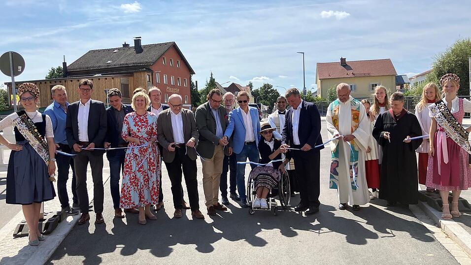 Flankiert von den Dirndlköniginnen Sophia (links) und Lisa durchschnitten die Ehrengäste das Band zur neuen Abensbrücke in Abensberg. Flankiert von den Dirndlköniginnen Sophia (links) und Lisa durchschnitten die Ehrengäste das Band zur neuen Abensbrücke in Abensberg.