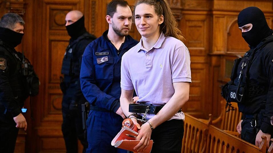 Ein Gericht in Budapest verurteilte die deutsche non-bin&auml;re Person Maja T. (2.v.r.) zu acht Jahren Gef&auml;ngnis.
