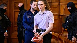 Ein Gericht in Budapest verurteilte die deutsche non-bin&auml;re Person Maja T. (2.v.r.) zu acht Jahren Gef&auml;ngnis.