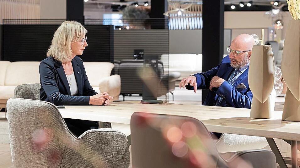 Die bayerische Arbeitsministerin Ulrike Scharf sprach mit Himolla-CEO Dr. Manfred Ziegler über die Zukunft des Unternehmen. Die bayerische Arbeitsministerin Ulrike Scharf sprach mit Himolla-CEO Dr. Manfred Ziegler über die Zukunft des Unternehmen.