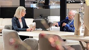 Die bayerische Arbeitsministerin Ulrike Scharf sprach mit Himolla-CEO Dr. Manfred Ziegler über die Zukunft des Unternehmen. Die bayerische Arbeitsministerin Ulrike Scharf sprach mit Himolla-CEO Dr. Manfred Ziegler über die Zukunft des Unternehmen.