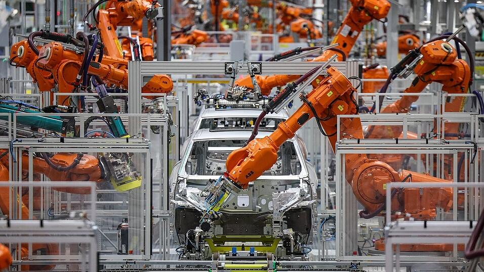Die Autoindustrie hat deutlich weniger Industrieroboter aufgestellt. (Archivbild)