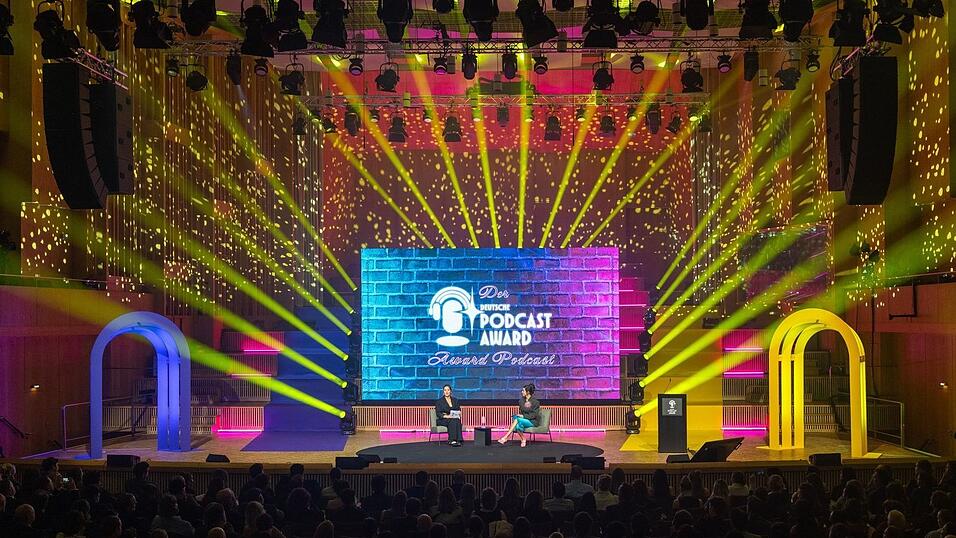 800 G&auml;ste feierten in Berlin den ersten Deutschen Podcast Award.