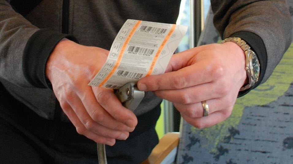 Die Hände eines Zugbegleiters bei der Fahrkartenkontrolle. Wer in der ersten Klasse sitzt, braucht auch ein Ticket für die erste Klasse. Die Hände eines Zugbegleiters bei der Fahrkartenkontrolle. Wer in der ersten Klasse sitzt, braucht auch ein Ticket für die erste Klasse.