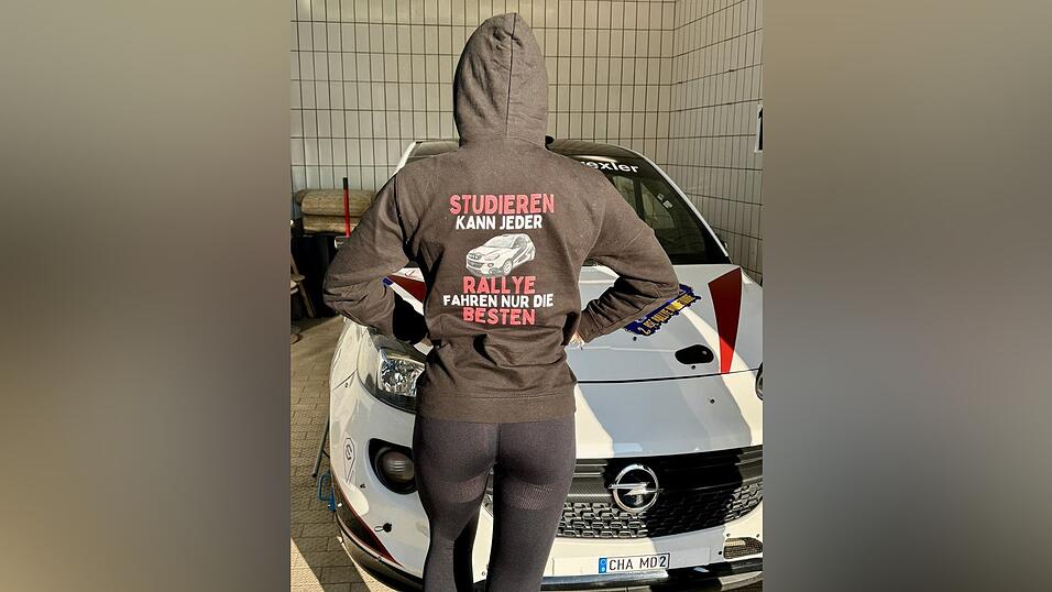 Der R&uuml;ckenaufdruck ihres Team-Pullovers