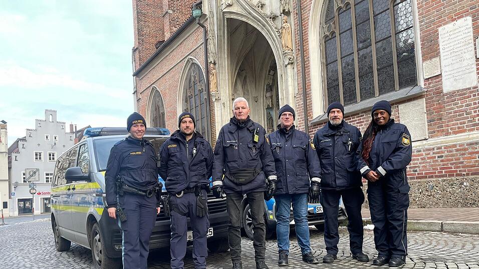 F&uuml;r den Einsatz kooperierten Beamte der Landshuter Polizeiinspektion, des Zentralen Einsatzdienstes, des Ordnungsamts und Kr&auml;fte der Sicherheitswacht unter der Leitung von Kriminalobermeisterin Bianca Ahollinger (links).