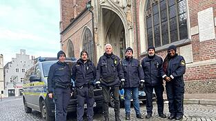 F&uuml;r den Einsatz kooperierten Beamte der Landshuter Polizeiinspektion, des Zentralen Einsatzdienstes, des Ordnungsamts und Kr&auml;fte der Sicherheitswacht unter der Leitung von Kriminalobermeisterin Bianca Ahollinger (links).