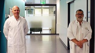 Teamchefarzt Dr. Josef Penzkofer (li.) und Chefarzt Dr. Michael Schäfer in der Chirurgischen Ambulanz. Teamchefarzt Dr. Josef Penzkofer (li.) und Chefarzt Dr. Michael Schäfer in der Chirurgischen Ambulanz.