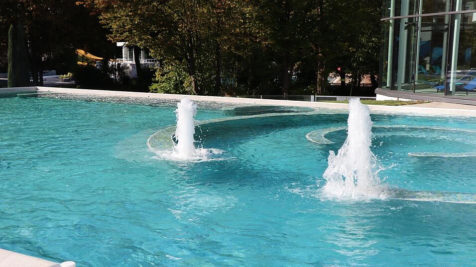 Anfang April könnten im Außenbecken des Aquatherm wieder Badegäste zu sehen sein. Anfang April könnten im Außenbecken des Aquatherm wieder Badegäste zu sehen sein.