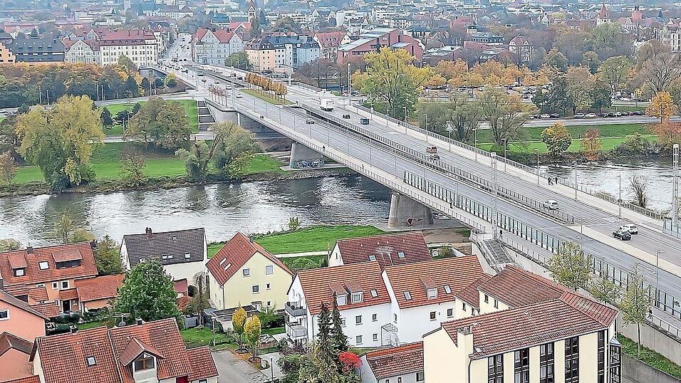 An der Nibelungenbrücke werden in den kommenden Wochen Sanierungsarbeiten durchgeführt. An der Nibelungenbrücke werden in den kommenden Wochen Sanierungsarbeiten durchgeführt.