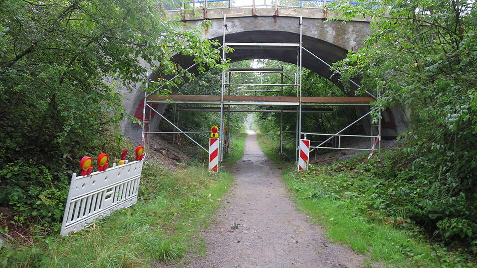 Die kleine Brücke in Wald soll bestehen bleiben, eine größere darüber gebaut werden. Die kleine Brücke in Wald soll bestehen bleiben, eine größere darüber gebaut werden.