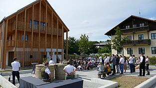 Der Auerbacher Kommunalbau ist ein Leuchtturmprojekt - entsprechend viele und wichtige Gäste kamen vor Kurzem zur Einweihung.