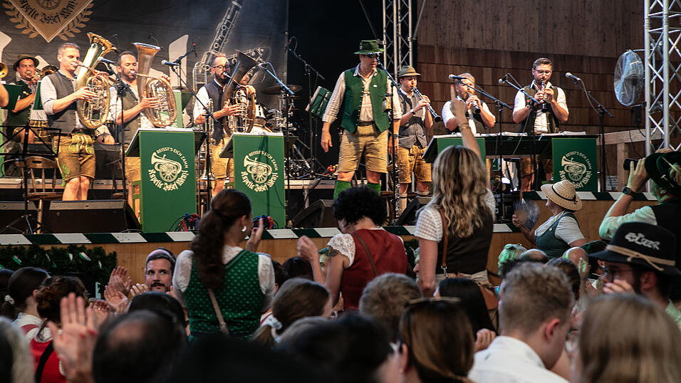 Echte Blasmusikfans lie&szlig;en sich den Montagabend im Festzelt Weckmann nicht entgehen.