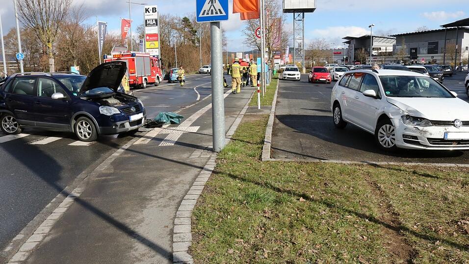 Ein weiterer nebenstehender PKW wurde dabei beschmutzt, aber wohl nicht beschädigt. Ein weiterer nebenstehender PKW wurde dabei beschmutzt, aber wohl nicht beschädigt.