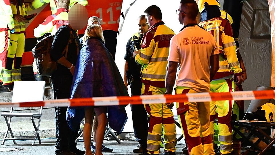 Bei dem Vorfall beim CSD in Berlin ist nach Polizeiangaben mindestens ein Mensch getötet und weitere Menschen teils schwer verletzt worden. Bei dem Vorfall beim CSD in Berlin ist nach Polizeiangaben mindestens ein Mensch getötet und weitere Menschen teils schwer verletzt worden.