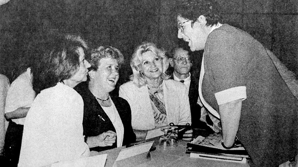 Lydia Hennig, Karolina Stadlbauer und Margarethe Adler (v.l.) bei einer Veranstaltung mit der damaligen Sozialministerin Barbara Stamm (r.) in Straubing 1995. Lydia Hennig, Karolina Stadlbauer und Margarethe Adler (v.l.) bei einer Veranstaltung mit der damaligen Sozialministerin Barbara Stamm (r.) in Straubing 1995.