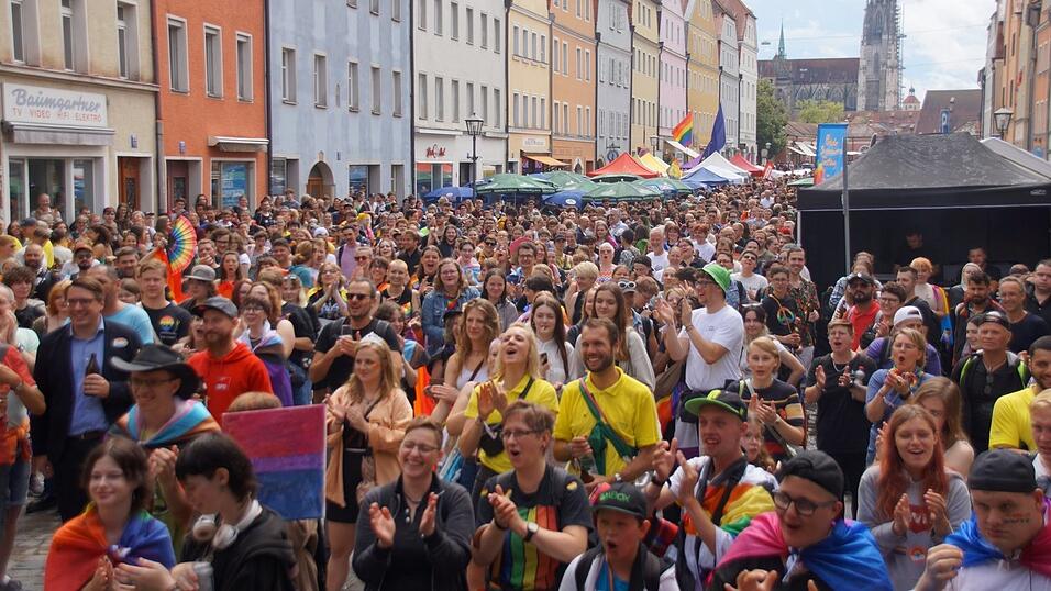 Stadtamhof war gef&uuml;llt mit Besuchern des Christopher Street Days.