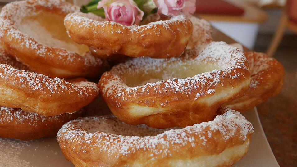 Nur keine Scheu vor dem Backen mit Hefe. Wenn die K&uuml;cherl fertig sind, werden sie mit Puderzucker bestreut.&nbsp;