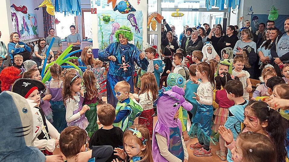 Im Schierlinger Kindergarten St. Michael wurde mit &bdquo;Neptun&ldquo; (Schwester Rosina) zum Faschingsendspurt kr&auml;ftig gefeiert.