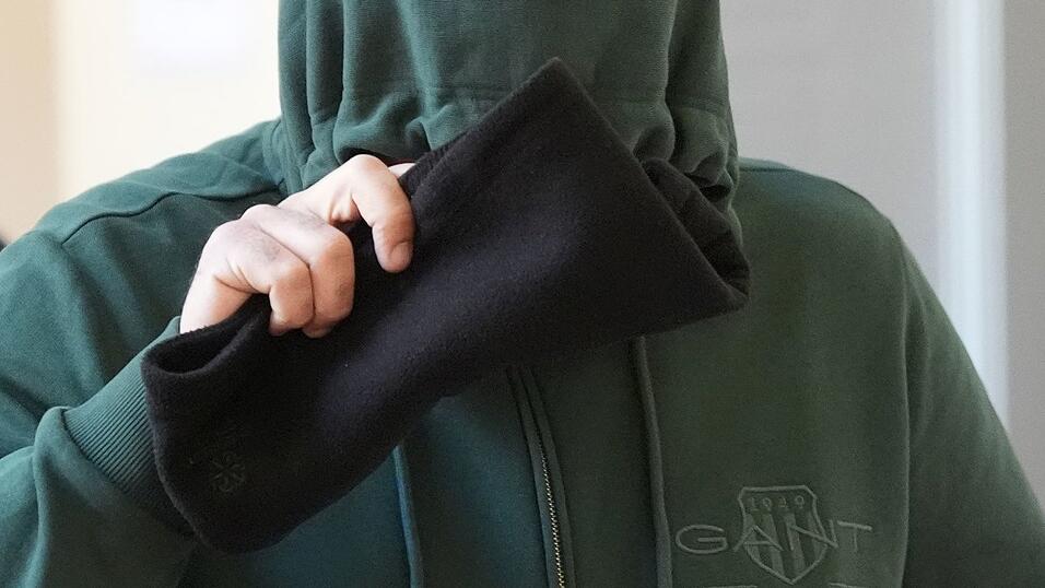 Es ist bereits der zweite Prozesstag, an dem der Zeuge befragt wird.