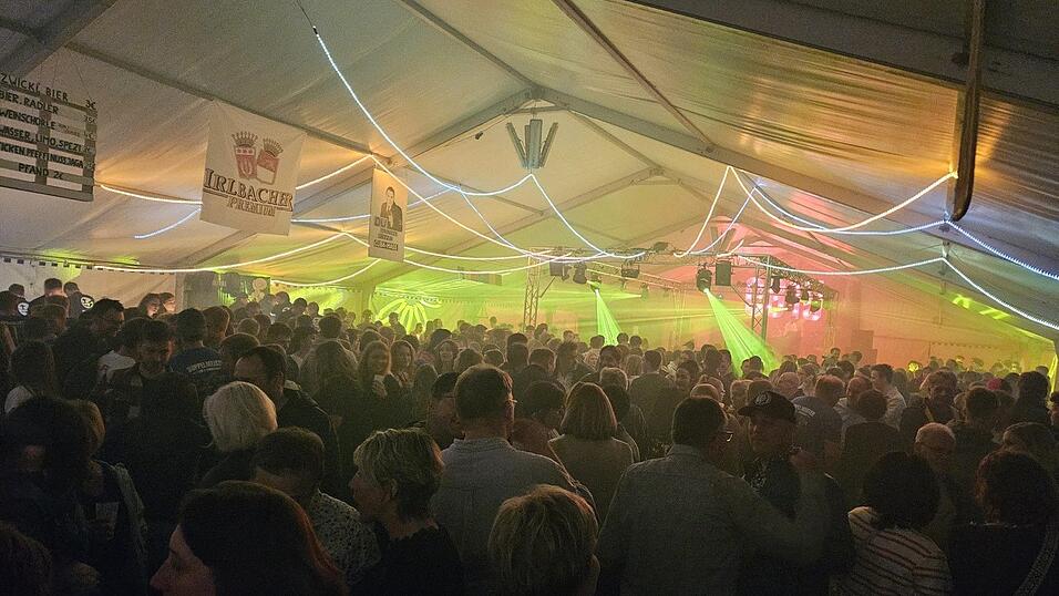 Die Landjugend Haidlfing hat die zweite 0815-Party gefeiert. Die Landjugend Haidlfing hat die zweite 0815-Party gefeiert.
