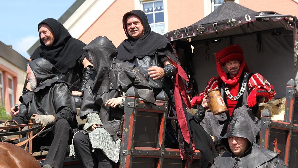 Die schönsten Augenblicke des historischen Drachenstich-Festzuges 2016. Die schönsten Augenblicke des historischen Drachenstich-Festzuges 2016.