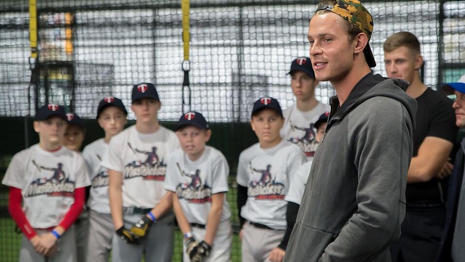 Baseball-Superstar Max Kepler war am Samstag zu Gast in Regensburg. Baseball-Superstar Max Kepler war am Samstag zu Gast in Regensburg.