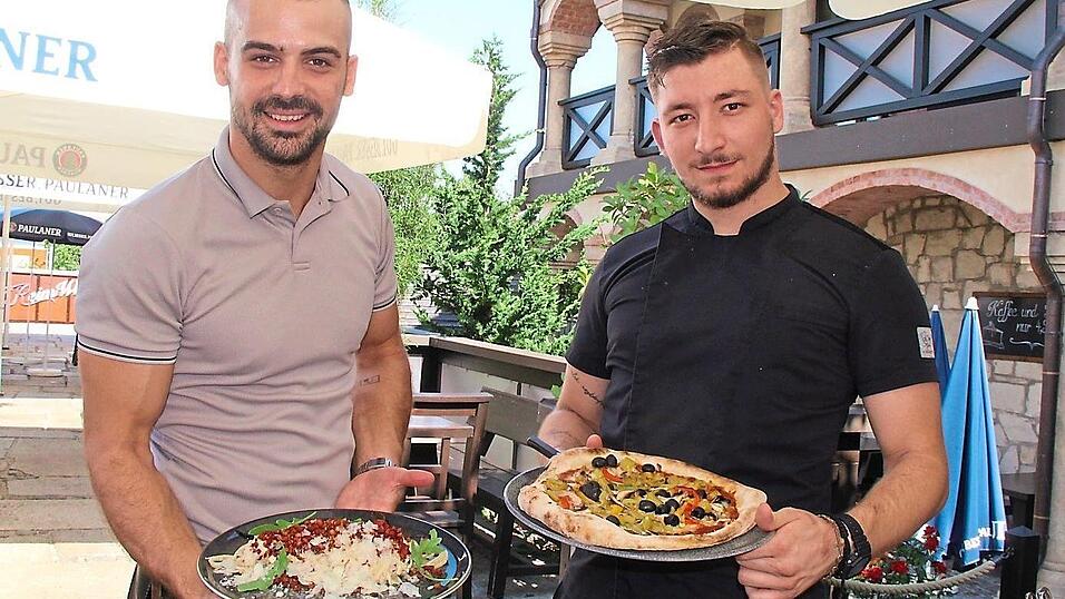 K&uuml;nftig auch Pasta und Pizza: Serviceleiter Akos Paldi (links) und Koch Albert Varadi pr&auml;sentieren Spaghetti Carbonara und Pizza mit Gem&uuml;se.