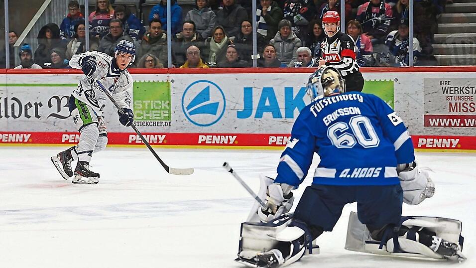 Keine ganz glückliche Figur macht in dieser Situation Schwenningens Goalie Joacim Eriksson, dem ein nicht allzu scharfer Schuss von Mike Connolly zur zwischenzeitlichen Straubinger 1:0-Führung durch die Schoner rutscht. Keine ganz glückliche Figur macht in dieser Situation Schwenningens Goalie Joacim Eriksson, dem ein nicht allzu scharfer Schuss von Mike Connolly zur zwischenzeitlichen Straubinger 1:0-Führung durch die Schoner rutscht.