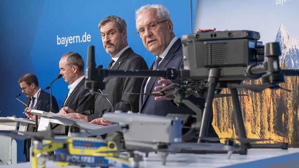 Das bayerische Kabinett um Ministerpräsident Markus Söder (CSU, 2. v. r.), seinen Stellvertreter Hubert Aiwanger (Freie Wähler, 3. v. r.) und Innenminister Joachim Herrmann (CSU, r.) hat sich bereits am Dienstag mit Drohnenabwehr beschäftigt. Jetzt folgt das Bundeskabinett.