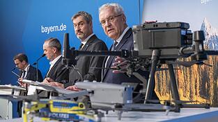 Das bayerische Kabinett um Ministerpräsident Markus Söder (CSU, 2. v. r.), seinen Stellvertreter Hubert Aiwanger (Freie Wähler, 3. v. r.) und Innenminister Joachim Herrmann (CSU, r.) hat sich bereits am Dienstag mit Drohnenabwehr beschäftigt. Jetzt folgt das Bundeskabinett.