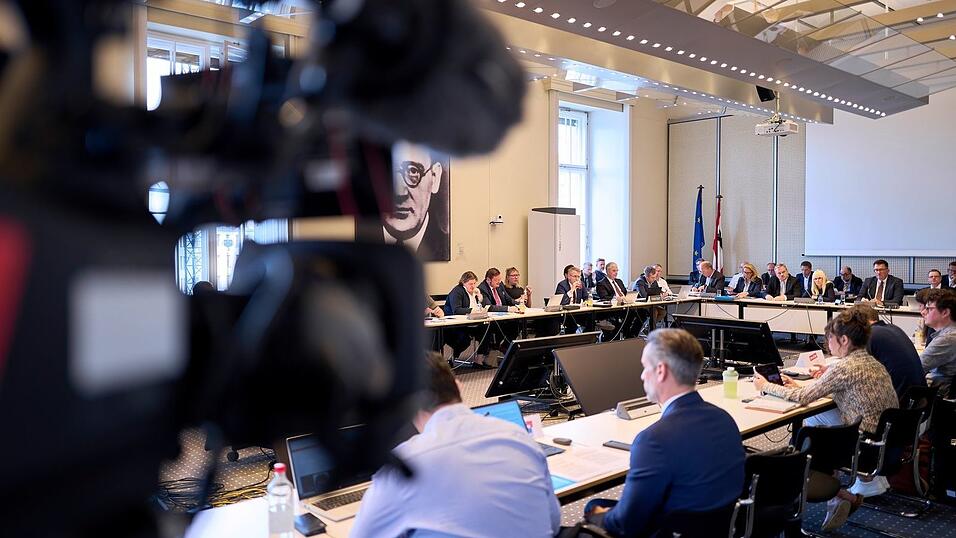 Im Innenausschuss des Berliner Abgeordnetenhauses stand unter anderem Innensenatorin den Abgeordneten Rede und Antwort. Im Innenausschuss des Berliner Abgeordnetenhauses stand unter anderem Innensenatorin den Abgeordneten Rede und Antwort.