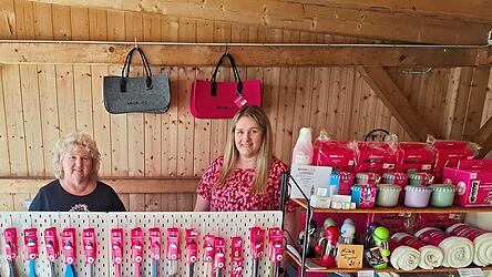 Monika und Stefanie Biendl lockten beim verkaufsoffenen Sonntag mit einem großen Sortiment von „Kochblume“. Monika und Stefanie Biendl lockten beim verkaufsoffenen Sonntag mit einem großen Sortiment von „Kochblume“.