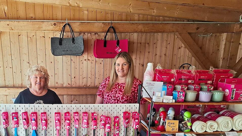 Monika und Stefanie Biendl lockten beim verkaufsoffenen Sonntag mit einem gro&szlig;en Sortiment von &bdquo;Kochblume&ldquo;.