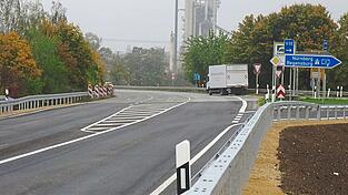 Die freigegebene Strecke in Richtung Sarching, im Hintergrund das Betonmischwerk. Die freigegebene Strecke in Richtung Sarching, im Hintergrund das Betonmischwerk.