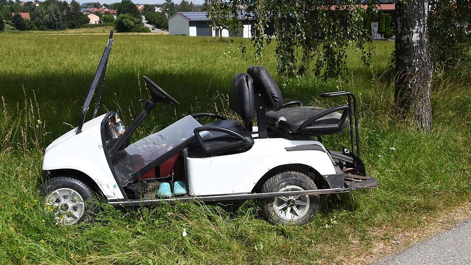 Bei Dorfen sind Jugendliche mit einem Golfwagen verunfallt.