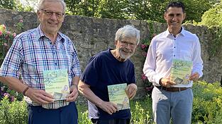 Dritter Bürgermeister Paul Wintermeier (l.) und Bürgermeister Andreas Liebl freuen sich über das neue Mitterfelser Kinderbuch aus der Feder von Wolfgang Hammer (Mitte). Dritter Bürgermeister Paul Wintermeier (l.) und Bürgermeister Andreas Liebl freuen sich über das neue Mitterfelser Kinderbuch aus der Feder von Wolfgang Hammer (Mitte).