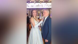 Einen Orden gibt es f&uuml;r den stolzen Papa Harald Sammereier.