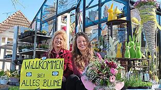 Zufrieden mit dem neuen Standort: Seit dem &uuml;berraschenden Aus in Mitterdorf versorgen Roswitha und Eva Kulzer die Kunden am Bierkellerweg in Neub&auml;u am See mit Blumen aller Art, Deko und Gem&uuml;sepfl&auml;nzchen.