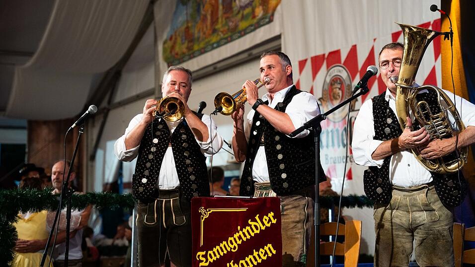 Die Partybilder vom Montag, 17. August, aus dem Festzelt Greindl. Die Partybilder vom Montag, 17. August, aus dem Festzelt Greindl.