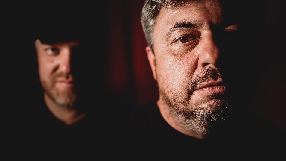 Der Mainburger Michael Schurr (re.) und Roland Frank aus Ergoldsbach bilden das Mundartduo „Hunzgrippe“ Der Mainburger Michael Schurr (re.) und Roland Frank aus Ergoldsbach bilden das Mundartduo „Hunzgrippe“