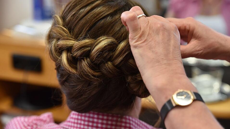Einzelne Strähnen, die nicht mit in den Zopf geflochten wurden, nun mit einem Glätteisen oder Lockenstab curlen. Einzelne Strähnen, die nicht mit in den Zopf geflochten wurden, nun mit einem Glätteisen oder Lockenstab curlen.
