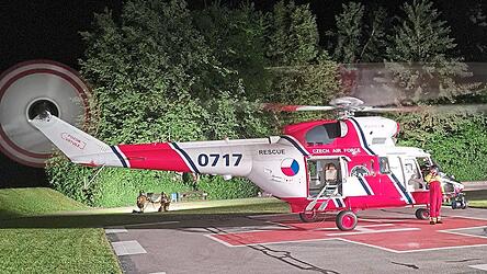 Mallersdorfer Feuerwehrleute leuchteten den Landeplatz aus, damit der für einen Verlegungsflug angeheuerte Hubschrauber gut landen und wieder starten konnte.