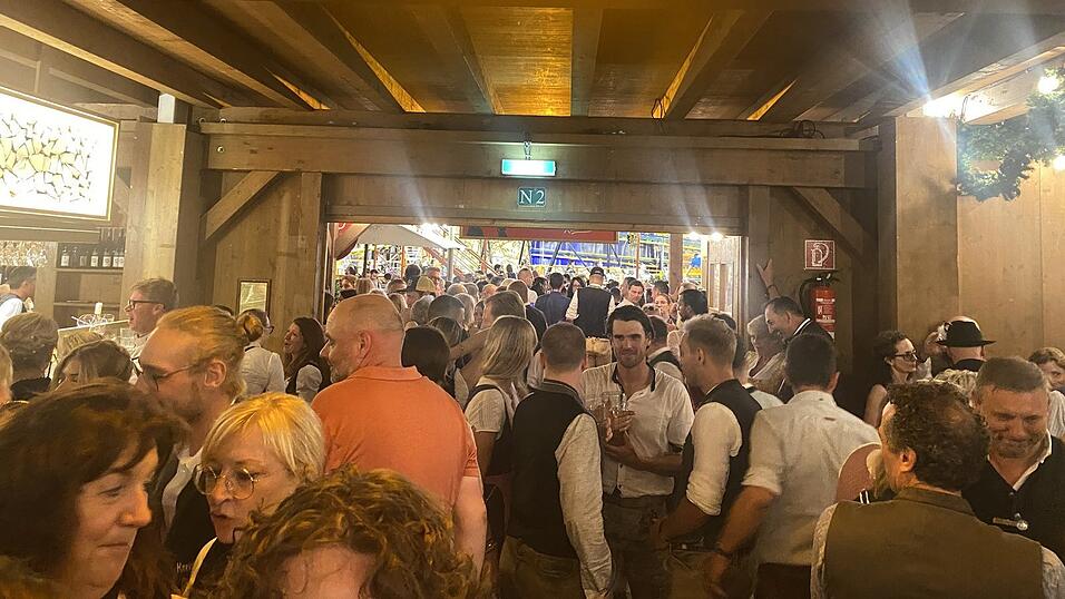 Krönner-Zelt, 23.30 Uhr: Eingang, Ausgang, Security. Nope. Bar ist mittlerweile überall, grad schön is. Und damit: n8. (urb)