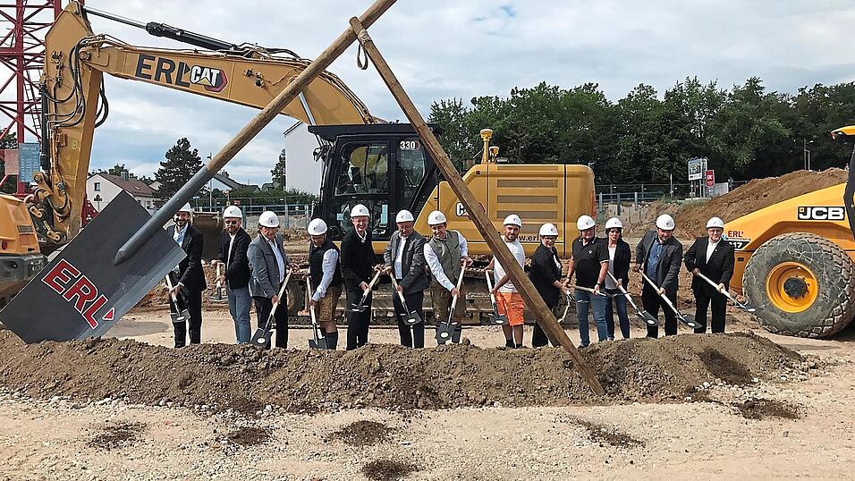 Legten sich beim Spatenstich kr&auml;ftig ins Zeug (v.l.): Notar Benjamin Bremer, Architekt Uwe Sinzger, Alois Erl sen., Wolfgang Haider, Oberb&uuml;rgermeister Markus Pannermayr, Landrat Josef Laumer, Michael Erl, Polier Dominik Ebner, Barbara Herrnberger, Johannes Lehner, Tanja Feucht, Architekt Tobias Miazga und Dekan Johannes Plank.