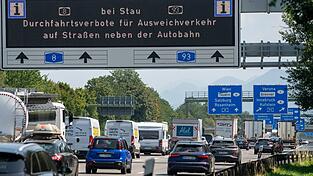 Erstmals war es am Wochenende verboten, bei Stau von Autobahnen im Landkreis Rosenheim abzufahren. Die Polizei wies mehr als 100 Autofahrer zurück, die es dennoch versuchten. (Archivbild)