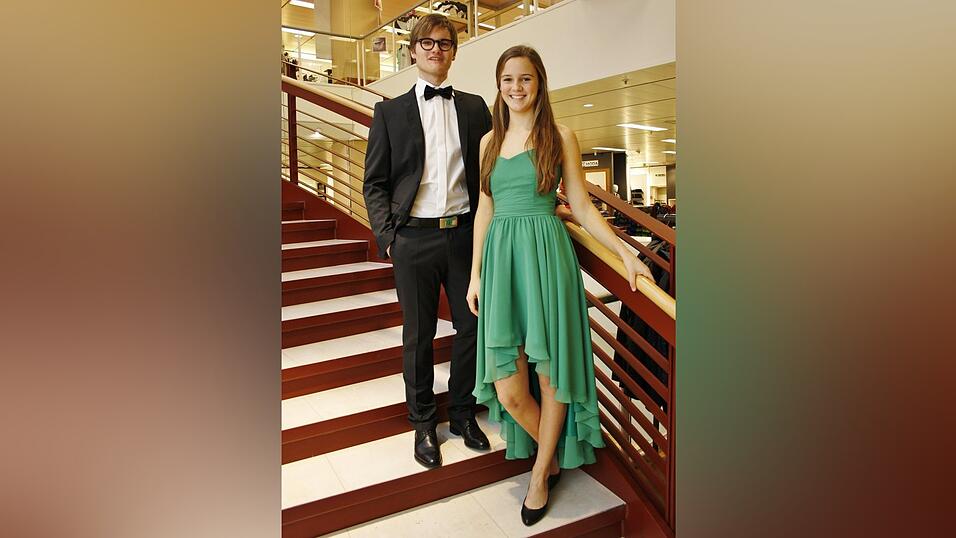 Nicholas Müller (links) und Leoni Hiedl sind Tanzpartner. Beide sind 15 Jahre alt und besuchen das Johannes-Turmair-Gymnasium in Straubing. Sie sind gute Freunde und feiern am 1. Februar 2014 gemeinsam ihren Abschlussball. (Fotos: Tanja Pfeffer) Nicholas Müller (links) und Leoni Hiedl sind Tanzpartner. Beide sind 15 Jahre alt und besuchen das Johannes-Turmair-Gymnasium in Straubing. Sie sind gute Freunde und feiern am 1. Februar 2014 gemeinsam ihren Abschlussball. (Fotos: Tanja Pfeffer)