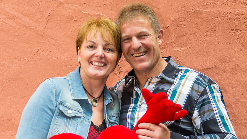 Claudia und Hermann Schneider aus Schwimmbach, Leiblfing, sind das Liebes-Couch-Paar 2014. (Foto: Susanne Raith)